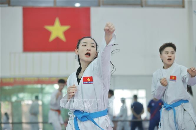 Đội tuyển Karate quốc gia đang sở hữu các võ sĩ có tuổi đời còn rất trẻ, bên cạnh đó có một số võ sĩ giàu kinh nghiệm như Lê Minh Thuận, Nguyễn Thị Ngoan hay Đinh Thị Hương. Họ sẽ là những người tập luyện, chia sẻ kinh nghiệm và hướng dẫn các đồng đội trẻ hơn. Ảnh: Minh Quyết – TTXVN