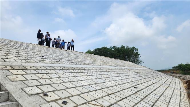 Kè chống sạt lở bờ hữu sông Bưởi thuộc tuyến đê bao Thạch Định, thôn Định Hưng, xã Kim Tân (Thanh Hóa). Ảnh: TTXVN phát