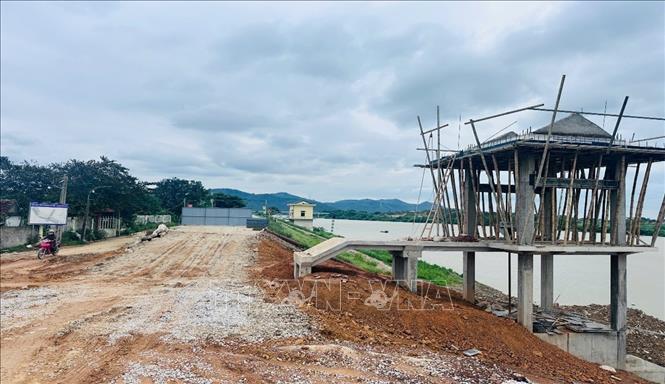 Xử lý khẩn cấp cống Nổ Thôn tại K26+711 tuyến đê tả sông Mã, xã Biện Thượng, tỉnh Thanh Hóa. Ảnh: TTXVN phát 