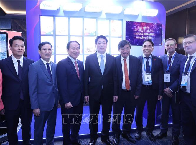 Chủ tịch nước Lương Cường và các đại biểu tham quan các gian trưng bày của doanh nghiệp bên lề Kỳ họp. Ảnh: Lâm Khánh – TTXVN