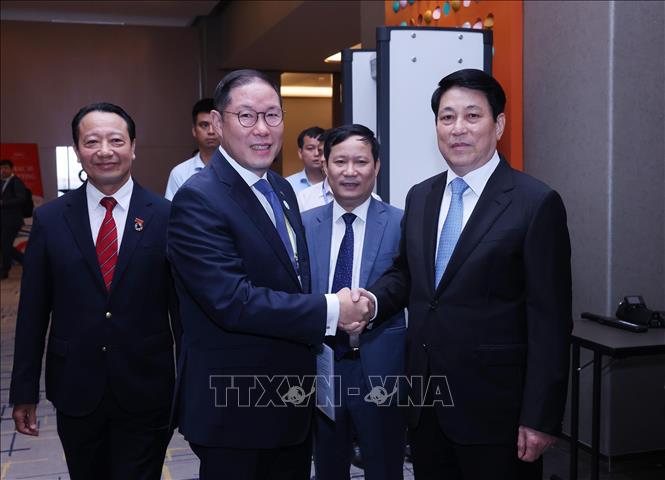 Chủ tịch Hội đồng Tư vấn kinh doanh APEC 2025 Hyun Sang Cho đón Chủ tịch nước Lương Cường dự Phiên khai mạc Kỳ họp lần thứ 3 Hội đồng Tư vấn Kinh doanh APEC (ABAC III). Ảnh: Lâm Khánh – TTXVN