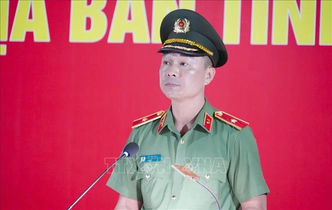 Thiếu tướng Tô Anh Dũng, Giám đốc Công an tỉnh Thanh Hóa, phát Lệnh ra quân tổng kiểm tra, kiểm soát hành chính ban đêm để phòng ngừa, trấn áp tội phạm. Ảnh: TTXVN phát