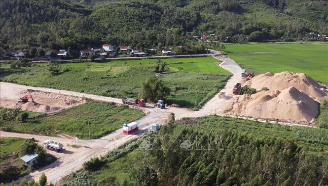 Điểm tập kết cát của Công ty TNHH Khoáng sản và Tổng hợp Đoàn Hân không đúng quy định, gần ngay tỉnh lộ ĐT642 và khu dân cư. Ảnh: TTXVN phát