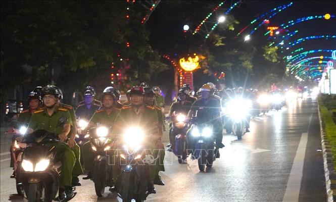 Các tổ công tác diễu hành biểu dương lực lượng trên các tuyến đường trung tâm. Ảnh: TTXVN phát