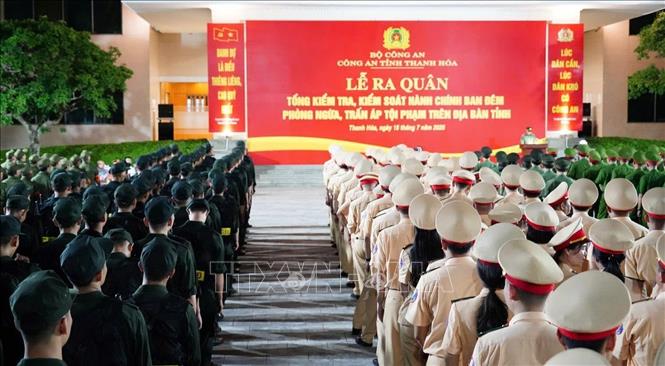 Lễ ra quân tổng kiểm tra, kiểm soát hành chính ban đêm để phòng ngừa, trấn áp tội phạm. Ảnh: TTXVN phát