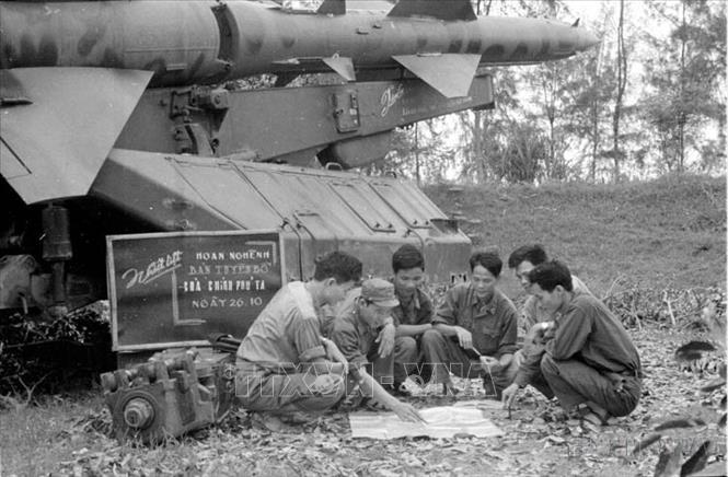 Chiến sĩ phân đội 1, bộ đội tên lửa Hải Phòng họp bàn phương án tác chiến, quyết tâm trừng trị những hành động ngoan cố của giắc Mỹ (10/1972). Ảnh: Cảnh Khanh - TTXVN