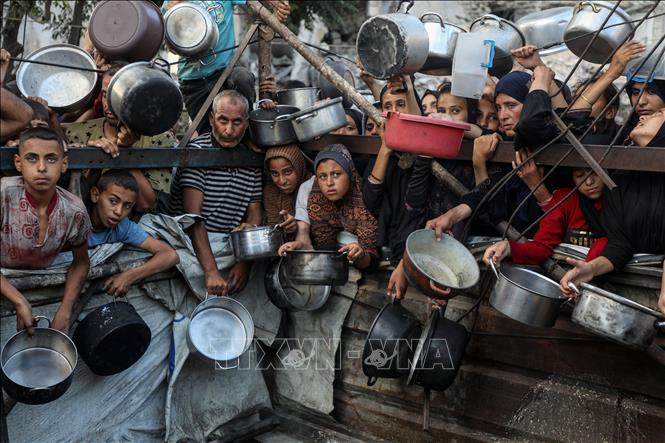 Người dân Palestine chờ được phát thực phẩm cứu trợ tại Gaza. Ảnh: THX/TTXVN
