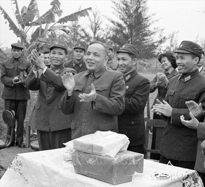 Phó Thủ tướng Nguyễn Duy Trinh thăm, chúc tết chiến sĩ và cán bộ tiểu đoàn 64 tên lửa nhân dịp Tết Nguyên đán Canh Tuất (2/1970). Ảnh: Nghĩa Dũng - TTXVN