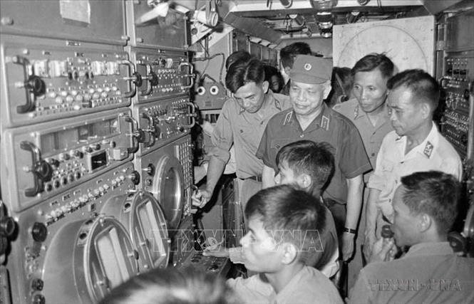 Đại tướng Văn Tiến Dũng,Tổng Tham mưu trưởng QĐND Việt Nam kiểm tra sở chỉ huy cơ động của đoàn tên lửa Sông Đà (15/9/1978). Ảnh: Nguyễn Dĩnh - TTXVN