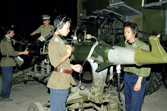 Chiến sĩ Đoàn tên lửa Cờ đỏ bảo quản đạn tên lửa (2005). Ảnh; Tiến Ất - TTXVN