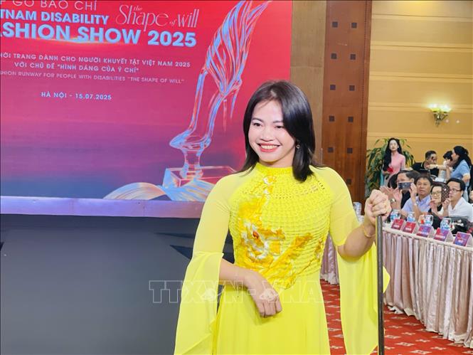 A model with disabilities perform at the press conference. VNA Photo: Tuyết Mai