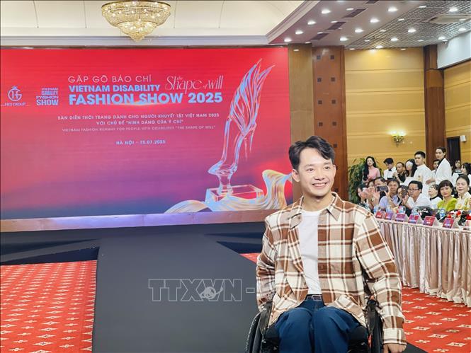 A model with disabilities perform at the press conference. VNA Photo: Tuyết Mai