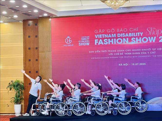 A performance by people with disabilities at the press conference. VNA Photo: Tuyết Mai