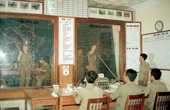 Chiến sĩ trung đoàn tên lửa 257 (sư đoàn phòng không 361) huấn luyện tại sở chỉ huy (1998). Ánh: Tiến Ất - TTXVN