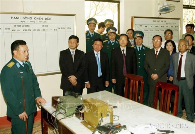 Phó Chủ tịch Quốc hội Nguyễn Đức Kiên thăm Trung tâm chỉ huy  tác chiến của Trung đoàn tên lửa 250, Sư đoàn 361 (Hòa Bình, 4/02/2010).Ảnh: Nguyễn Dân -TTXVN