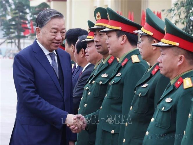 Tổng Bí thư Tô Lâm, Bí thư Quân uỷ Trung ương thăm, làm việc tại Lữ đoàn tên lửa 490, Binh chủng Pháo binh (10/2/2025). Ảnh: Thống Nhất – TTXVN