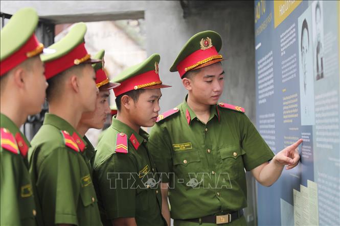 Chiến sĩ Công an tham quan Triển lãm. Ảnh: Thành Phương – TTXVN
