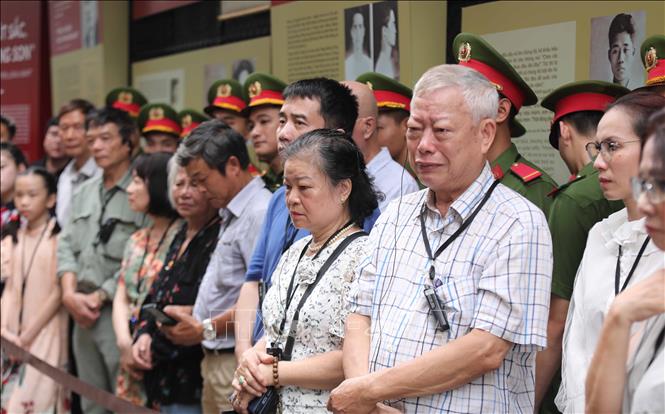 Khách tham quan xúc động khi nghe thuyết minh về Triển lãm. Ảnh: Thành Phương – TTXVN