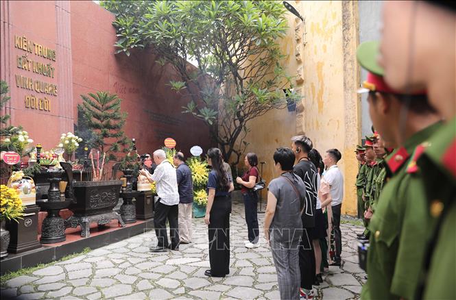 Lễ dâng hương, tưởng niệm các anh hùng liệt sỹ, nghĩa sỹ, chí sỹ yêu nước tại Đài tưởng niệm nhà tù Hoả Lò. Ảnh Thành Phương - TTXVN