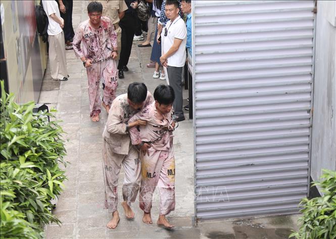 Triển lãm tái hiện cuộc sống trong nhà nhù Hoả Lò của các chiến sĩ cách mạng. Ảnh: Thành Phương – TTXVN