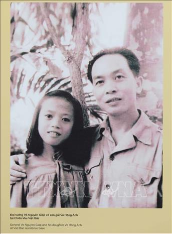 Bức ảnh Đại tướng Võ Nguyên Giáp và con gái tại Chiến khu Việt Bắc được trưng bày ở Triển lãm. Ảnh: Thành Phương – TTXVN 