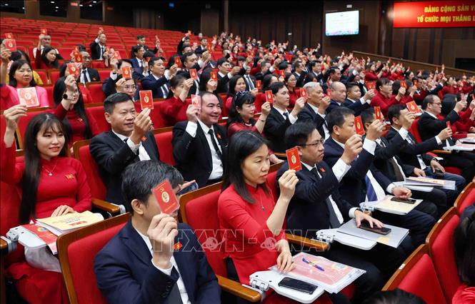 Các đại biểu biểu quyết thông qua Nghị quyết Đại hội. Ảnh: Phạm Kiên - TTXVN