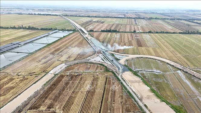 Hai đường dẫn ra vào cao tốc từ Đường tỉnh 491, xã Vĩnh Bình, tỉnh An Giang, thành hình sau nhiều tháng thi công. Ảnh: Thanh Sang-TTXVN