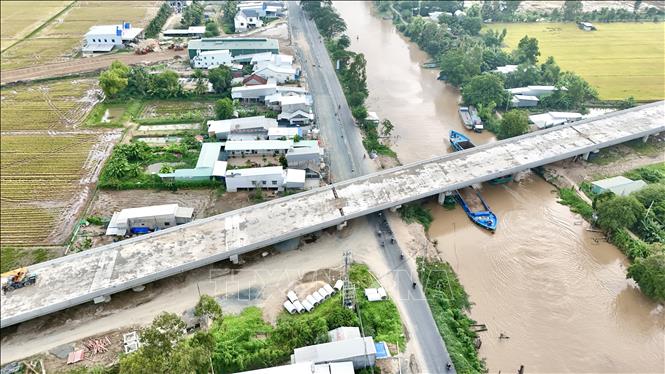 Cầu vượt bắt qua kênh Mặc Cần Dưng và Đường tỉnh 491, xã Vĩnh Bình, tỉnh An Giang thi công xong phần thô, chuẩn bị lắp lan can và thảm nhựa. Ảnh: Thanh Sang-TTXVN