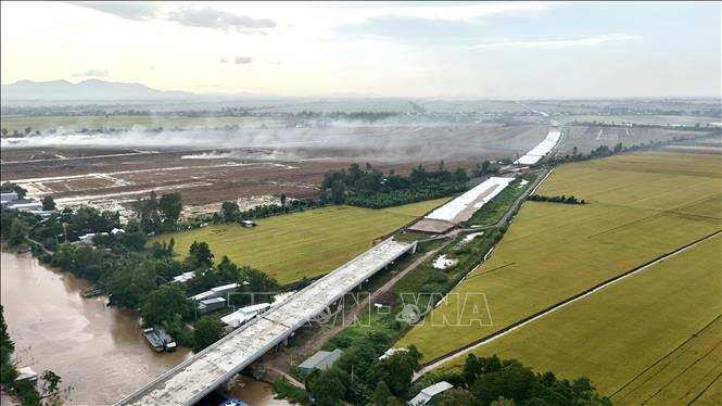 Công trình cao tốc qua xã Vĩnh Bình, tỉnh An Giang thành hình sau nhiều tháng thi công. Ảnh: Thanh Sang-TTXVN