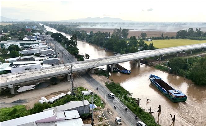 Cầu vượt bắt qua kênh Mặc Cần Dưng và Đường tỉnh 491, xã Vĩnh Bình, tỉnh An Giang thi công xong phần thô, chuẩn bị bước vào giai đoạn thi công hoàn thiện. Ảnh: Thanh Sang-TTXVN