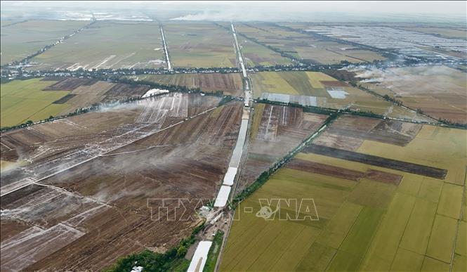 Cao tốc cắt ngang những cánh đồng lúa chín vàng qua địa bàn xã Vĩnh Bình mở ra kỳ vọng thay đổi diện mạo kinh tế - xã hội cho vùng quê An Giang. Ảnh: Thanh Sang-TTXVN