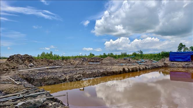 Một đoạn dự án qua phường Vĩnh Tế, tỉnh An Giang bốc xong lớp đất mặt đang chờ bơm cát thi công mặt đường. Ảnh: Thanh Sang-TTXVN
