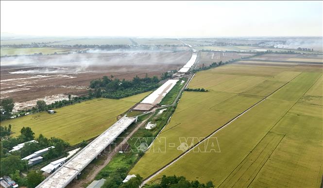 Công trường thi công tuyến cao tốc Châu Đốc - Cần Thơ - Sóc Trăng đoạn qua tỉnh An Giang đang được đẩy nhanh tiến độ. Ảnh: Thanh Sang-TTXVN