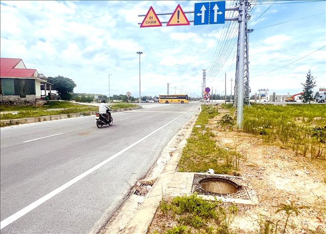 Kẻ gian đã lấy trộm gần 200 nắp hố ga trên tuyến đường 210 tỷ đồng nối Quốc lộ 1A đến Quảng trường biển Cam Hồng (Quảng Trị), để lại nhiều miệng hố nguy hiểm sát lề đường. Ảnh: Nguyên Linh-TTXVN