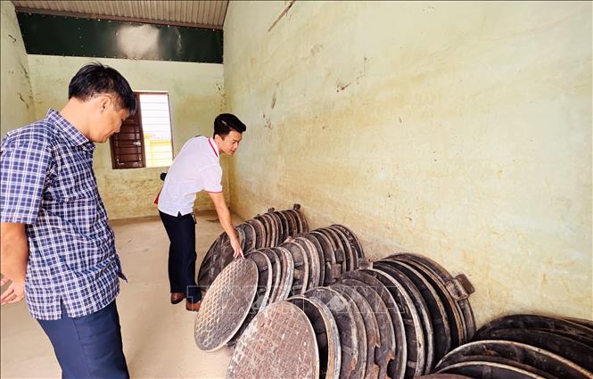 Lực lượng chức năng đã phát hiện và thu hồi lại được 54 nắp hố ga do kẻ gian lấy cắp. Ảnh: Nguyên Linh-TTXVN