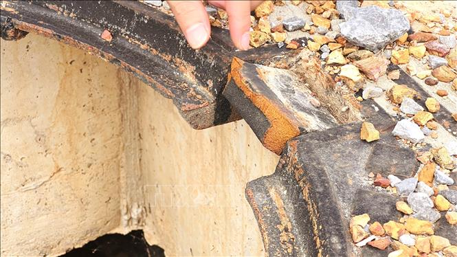 Kẻ gian đã phá hủy chốt và lấy trộm gần 200 nắp hố ga trên tuyến đường 210 tỷ đồng nối Quốc lộ 1A đến Quảng trường biển Cam Hồng (Quảng Trị). Ảnh: Nguyên Linh-TTXVN
