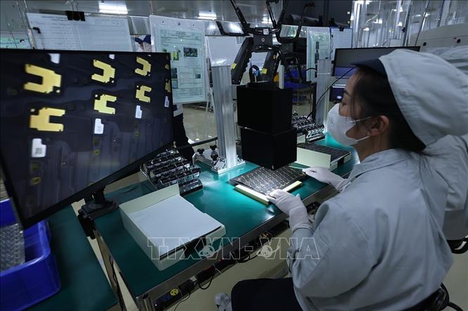 Kiểm tra sản phẩm bảng mạch in dùng cho các thiết bị điện tử bằng kính phóng đại qua màn hình tại nhà máy của Công ty TNHH Mektec Manufacturing Việt Nam (100% vốn Nhật Bản), khu công nghiệp Thăng Long II, phường Mỹ Hào, tỉnh Hưng Yên. Ảnh: Vũ Sinh - TTXVN