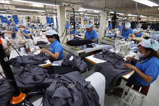 May trang phục cao cấp xuất khẩu tại nhà máy của Công ty TNHH MSV Huế (100% vốn Nhật Bản) tại khu công nghiệp Phú Bài, thành phố Huế. Ảnh: Vũ Sinh - TTXVN