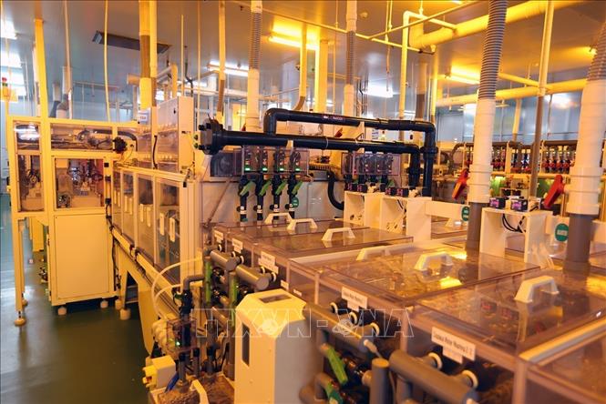 Dây chuyền sản xuất bảng mạch in dùng cho các thiết bị điện tử ở nhà máy của Công ty TNHH Mektec Manufacturing Việt Nam (100% vốn Nhật Bản) tại khu công nghiệp Thăng Long II, phường Mỹ Hào, tỉnh Hưng Yên. Ảnh: Vũ Sinh - TTXVN