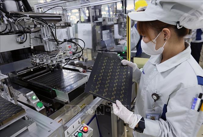 Sản xuất bảng mạch in dùng cho các thiết bị điện tử tại nhà máy của Công ty TNHH Mektec Manufacturing Việt Nam  (100% vốn Nhật Bản) tại khu công nghiệp Thăng Long II, phường Mỹ Hào, tỉnh Hưng Yên. Ảnh: Vũ Sinh - TTXVN