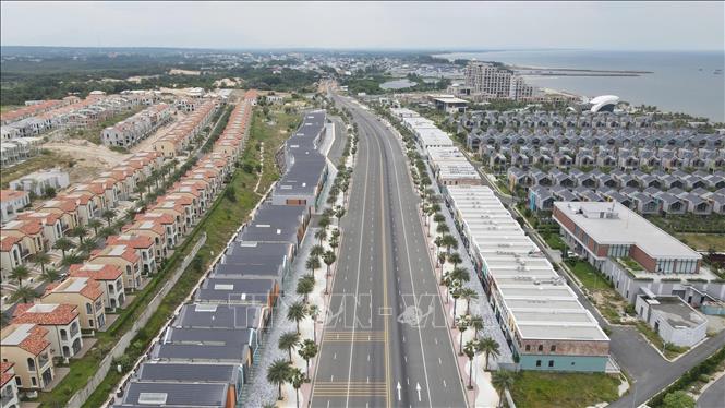 Hai bên tuyến đường ven biển Vũng Tàu - Bình Thuận DT994 chạy qua xã Hồ Tràm với nhiều dự án du lịch đang được xây dựng và đi vào hoạt động. Ảnh: Hoàng Nhị - TTXVN