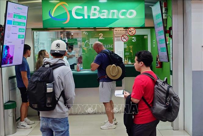 Khách hàng xếp hàng đợi đến lượt giao dịch tại một chi nhánh của CIBanco. Ảnh: Phi Hùng - PV TTXVN tại Mexico