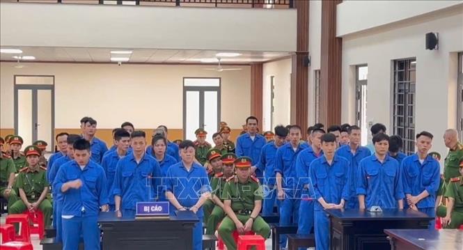 Các bị cáo trong đường dây mua bán chất ma túy và tàng trữ, sử dụng trái phép vũ khí quân dụng. Ảnh: Thanh Sang-TTXVN