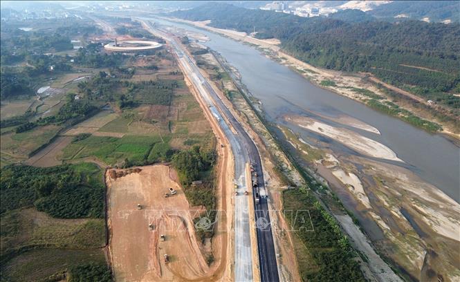 Nhà thầu tận dụng thời tiết thuận lợi tập trung thiết bị máy móc, con người khẩn trương thi công những đoạn tuyến còn lại để đảm bảo tiến độ đề ra. Ảnh: Quốc Khánh - TTXVN