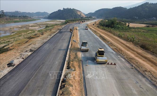 Nhà thầu tận dụng thời tiết thuận lợi tập trung thiết bị máy móc, con người khẩn trương thi công những đoạn tuyến còn lại để đảm bảo tiến độ đề ra. Ảnh: Quốc Khánh - TTXVN