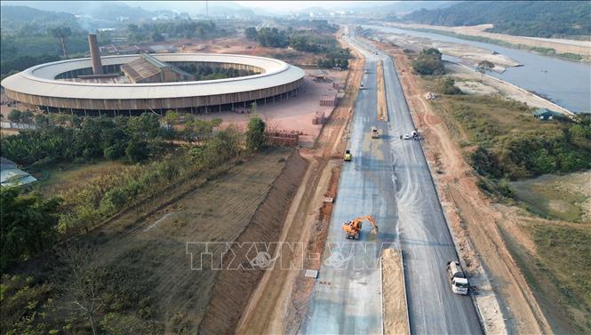 Nhà thầu tận dụng thời tiết thuận lợi tập trung thiết bị máy móc, con người khẩn trương thi công những đoạn tuyến còn lại để đảm bảo tiến độ đề ra. Ảnh: Quốc Khánh - TTXVN