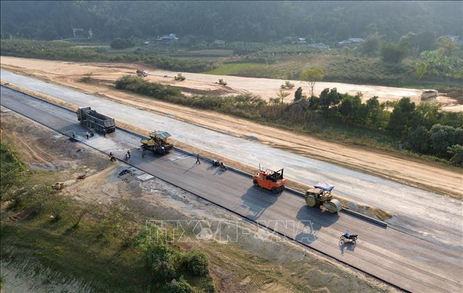 Nhà thầu tận dụng thời tiết thuận lợi tập trung thiết bị máy móc, con người khẩn trương thi công những đoạn tuyến còn lại để đảm bảo tiến độ đề ra. Ảnh: Quốc Khánh - TTXVN