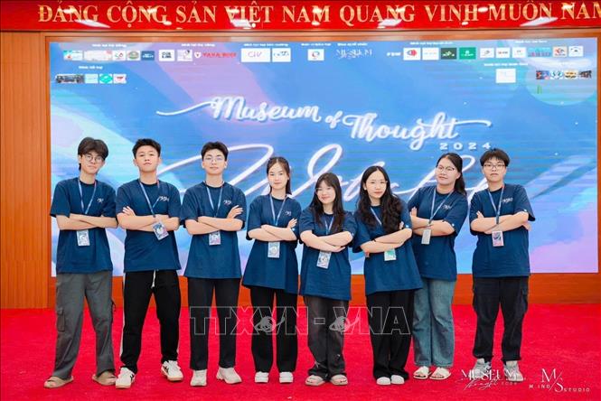 Em Nguyễn Lê Hiền Mai (thứ 4, từ trái sang) tham gia Ban tổ chức chương trình 