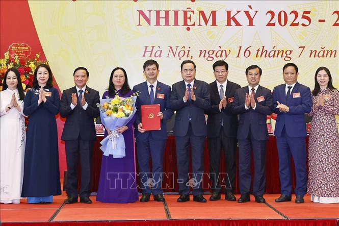 Chủ tịch Quốc hội Trần Thanh Mẫn trao Quyết định chỉ định Ban Chấp hành, Ban Thường Vụ Bí thư, Phó Bí thư, Ủy ban Kiểm tra Đảng bộ Văn phòng Quốc hội khóa XV, nhiệm kỳ 2025 -2030. Ảnh: Doãn Tấn - TTXVN

