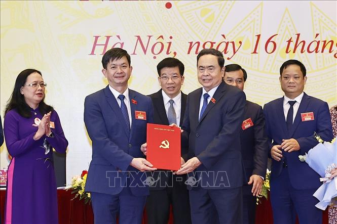 Chủ tịch Quốc hội Trần Thanh Mẫn trao Quyết định chỉ định Ban Chấp hành, Ban Thường Vụ Bí thư, Phó Bí thư, Ủy ban Kiểm tra Đảng bộ Văn phòng Quốc hội khóa XV, nhiệm kỳ 2025 -2030. Ảnh: Doãn Tấn - TTXVN

